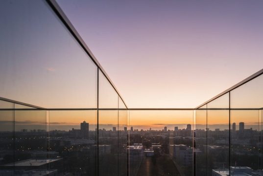 Balustrada szklana: nowoczesność i elegancja