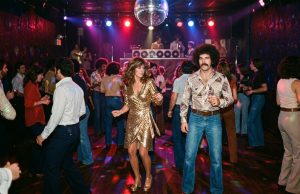 Stylizacje w stylu disco 70s: powrót do blasku